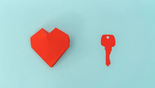 Corte de papel de Chave para o coração como um símbolo de amor  . — Fotografia de Stock
