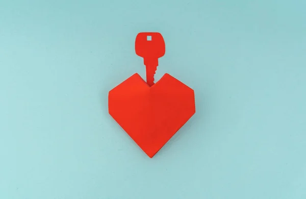 Κοπής χαρτιού του κλειδιού για την καρδιά ως ένα σύμβολο της αγάπης . — Φωτογραφία Αρχείου