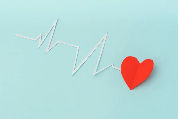 El corte de papel del cardiograma del ritmo cardíaco para el Día de San Valentín  . —  Fotos de Stock