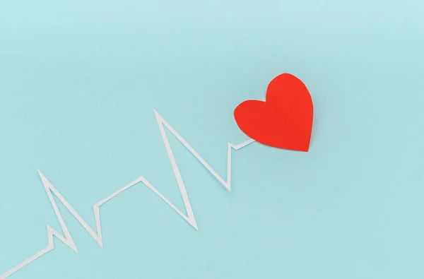 紙は、バレンタインデーのため心臓のリズムの心電図のカット . — ストック写真