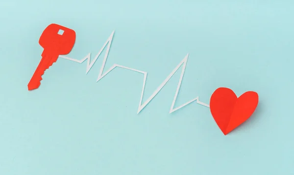 Corte de papel de clave para el corazón como símbolo de amor  . —  Fotos de Stock