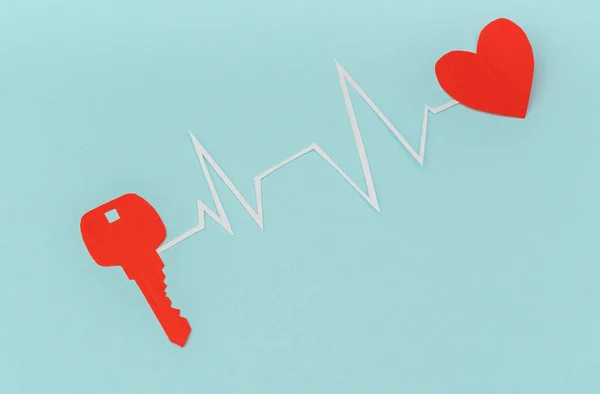 Corte de papel de clave para el corazón como símbolo de amor  . — Foto de Stock