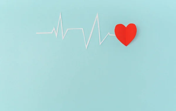 Κοπής χαρτιού του καρδιογράφημα του καρδιακού ρυθμού για ημέρα του Αγίου Βαλεντίνου . — Φωτογραφία Αρχείου
