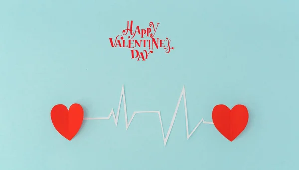 紙は、バレンタインデーのため心臓のリズムの心電図のカット . — ストック写真