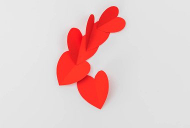 Beyaz zemin üzerine kırmızı kağıt origami kalp . 