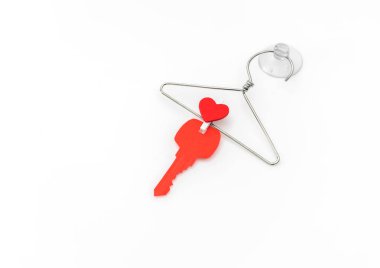 Beyaz arka plan üzerinde asılı kırmızı kağıt kalp .