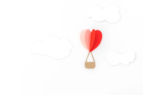 발렌타인의 날 celebrat에 대 한 심장 뜨거운 공기 풍선의 종이 잘라 — 스톡 사진