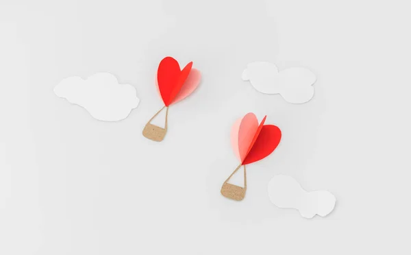 Паперу вирізати з серця гарячих повітряних кулях для Валентина celebrat — стокове фото