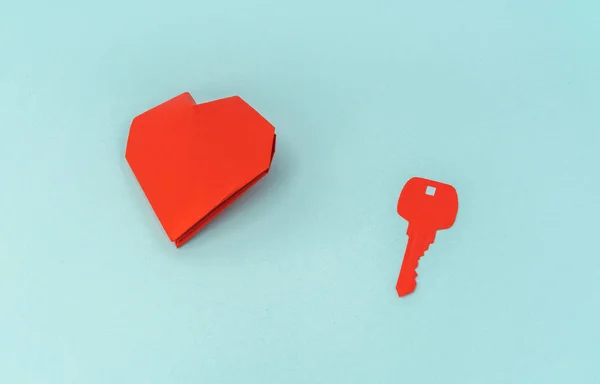 Řezání papíru klíče pro srdce jako symbol lásky . — Stock fotografie