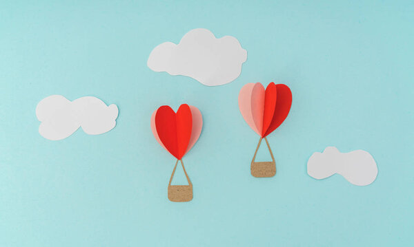 Бумага нарезанная сердечные воздушные шары для празднования Дня Святого Валентина

