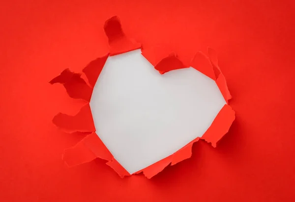 Corazón Desgarrado papel con espacio para texto  . —  Fotos de Stock