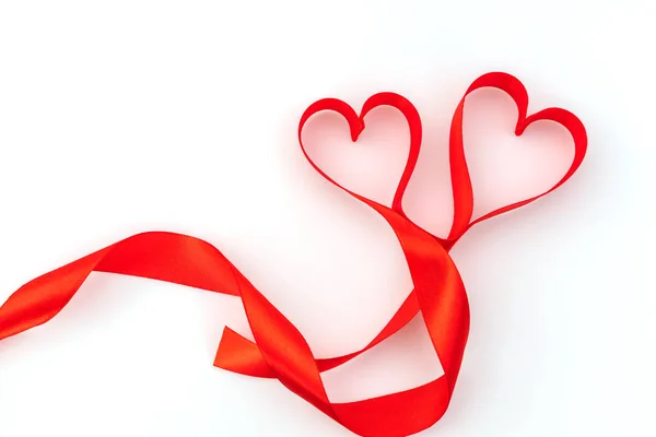 Valentine Heart. Cinta de seda roja. Símbolo de amor  . — Foto de Stock