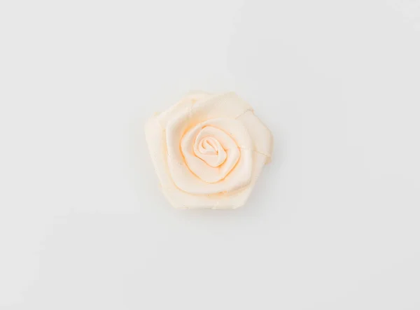 Rosa fiore di nastro su sfondo bianco   . — Foto Stock