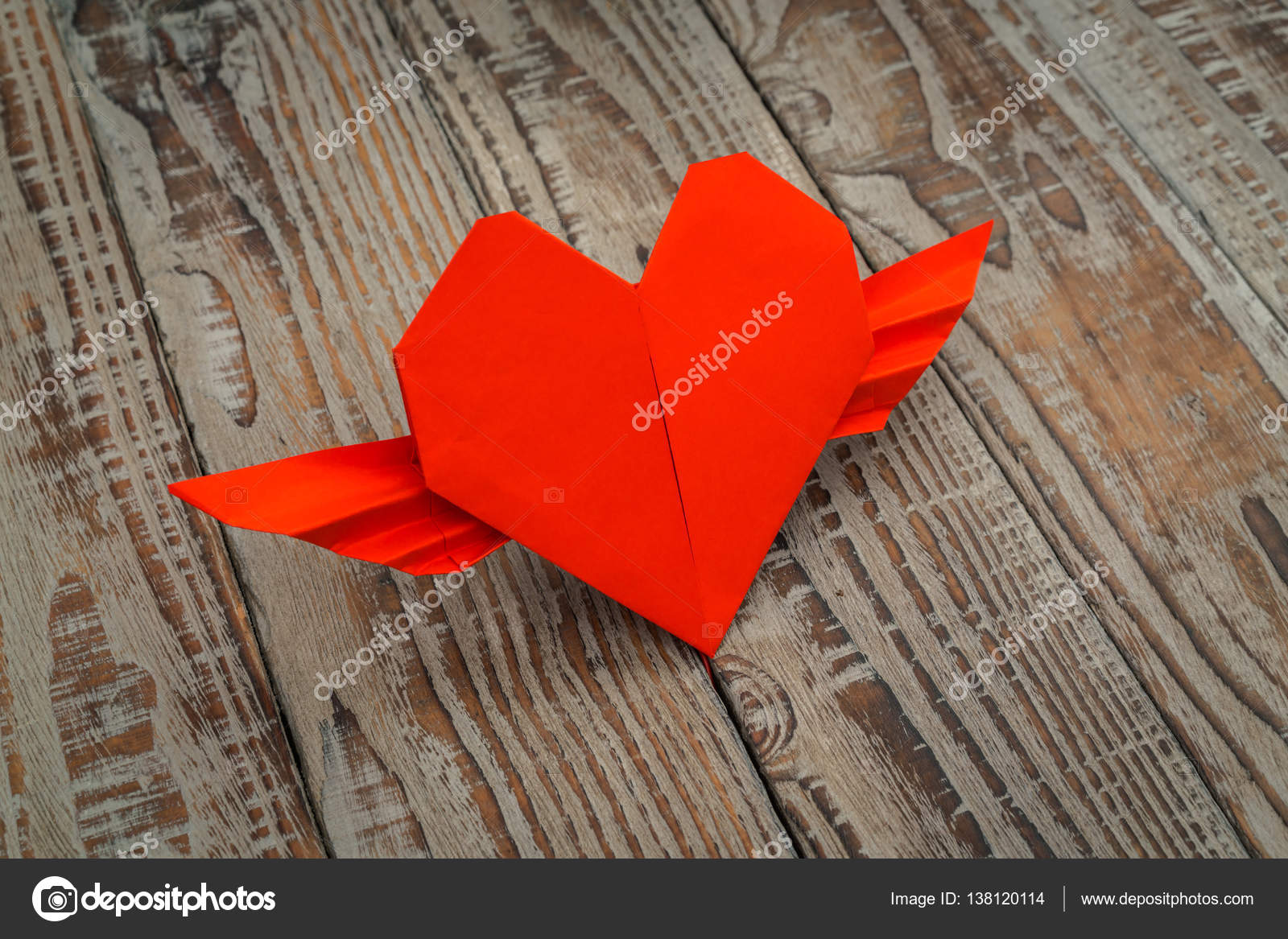Coração De Origami Papel Vermelho Com Asas Em Madeira Fundo