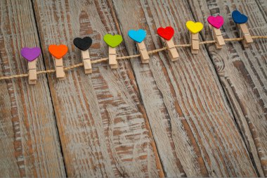 Kırmızı kağıt kalp üzerinde ahşap arka plan asılı .