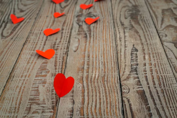 Corazón de origami de papel rojo sobre fondo de madera  . —  Fotos de Stock