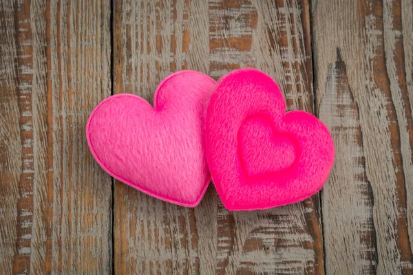 Cuscino cuore rosa su sfondo legno  . — Foto Stock