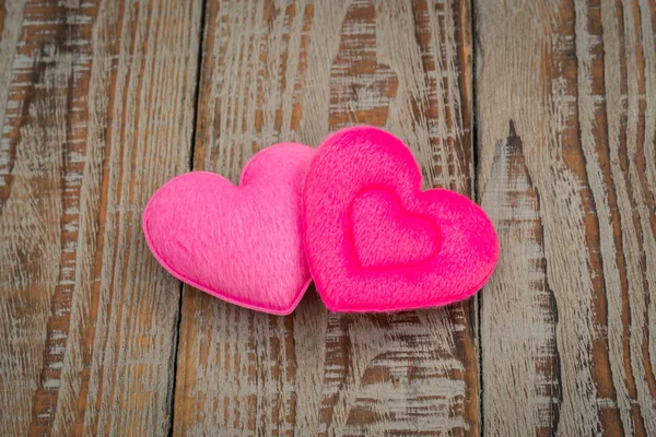 Almofada de coração rosa no fundo de madeira  . — Fotografia de Stock