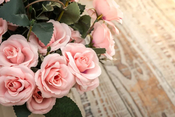 De kunstmatige bloemen decoratie op tafel (gefilterde afbeelding verwerkt — Stockfoto