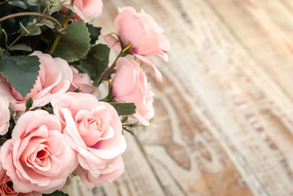 Dekoration künstliche Blume auf dem Tisch (gefiltertes Bild verarbeitet — Stockfoto