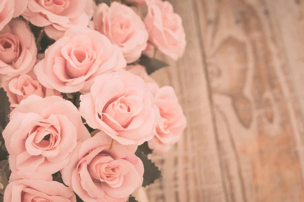 De kunstmatige bloemen decoratie op tafel (gefilterde afbeelding verwerkt — Stockfoto