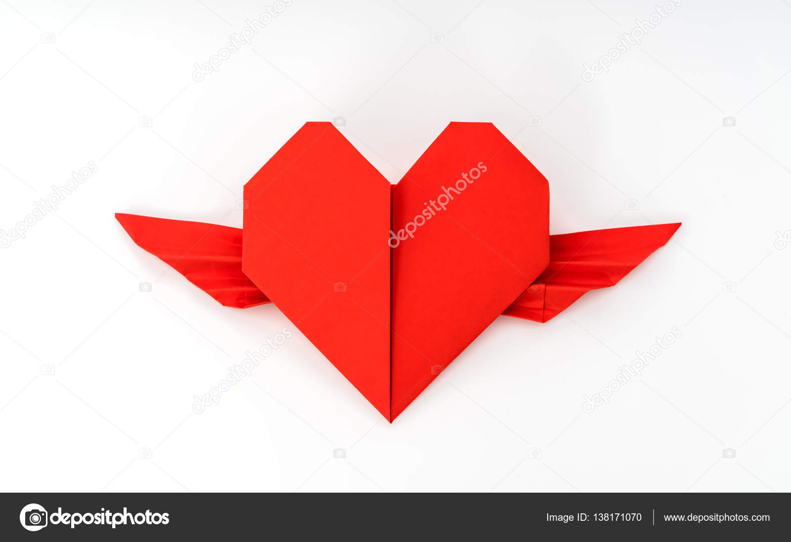 Coração De Origami Papel Vermelho Com Asas Em Fundo Branco