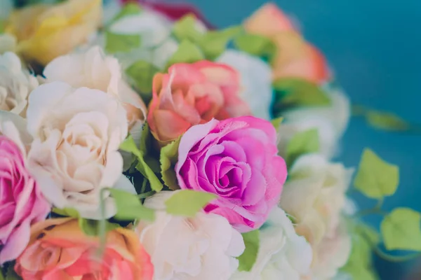 De kunstmatige bloemen decoratie op tafel (gefilterde afbeelding verwerkt — Stockfoto