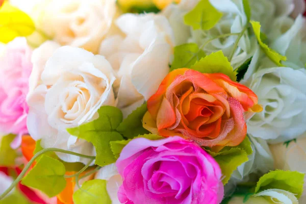 De kunstmatige bloemen decoratie op tafel (gefilterde afbeelding verwerkt — Stockfoto