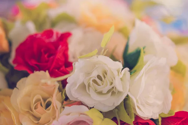 De kunstmatige bloemen decoratie op tafel (gefilterde afbeelding verwerkt — Stockfoto