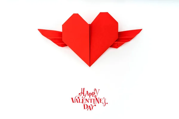 Corazón de origami de papel rojo con alas sobre fondo blanco  . —  Fotos de Stock