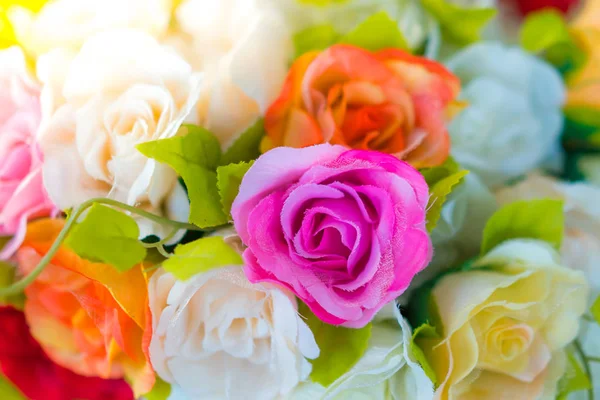 De kunstmatige bloemen decoratie op tafel (gefilterde afbeelding verwerkt — Stockfoto