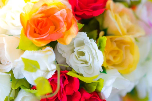 De kunstmatige bloemen decoratie op tafel (gefilterde afbeelding verwerkt — Stockfoto