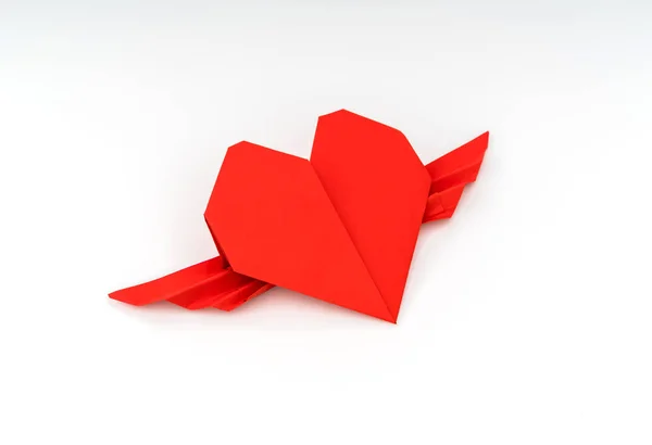 Cuore di origami di carta rossa con ali su sfondo bianco  . — Foto Stock