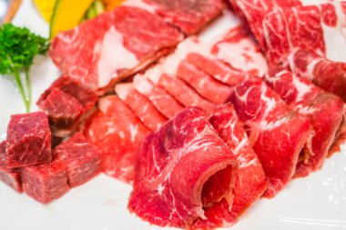 Pişmemiş çiğ et. .