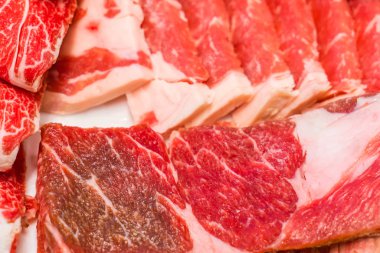 Pişmemiş çiğ et. .