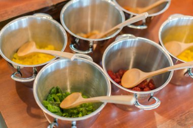 Restoranda açık büfe masada Salatalar .