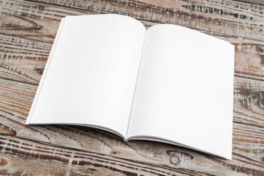Katalog, dergi boş, sahte ahşap arka plan üzerinde kitap .