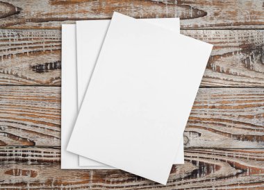 Katalog, dergi boş, sahte ahşap arka plan üzerinde kitap .