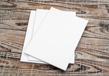 Katalog, dergi boş, sahte ahşap arka plan üzerinde kitap .