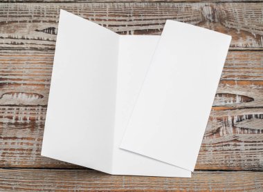 Bifold beyaz şablon Kağıt ahşap doku üzerinde .