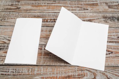 Bifold beyaz şablon Kağıt ahşap doku üzerinde .