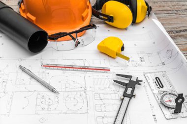 kask ve çizim araçları ile inşaat planları planları .