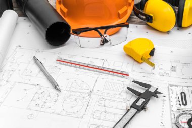 kask ve çizim araçları ile inşaat planları planları .