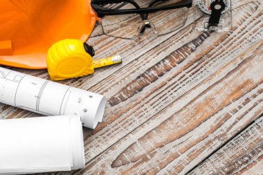 kask ve çizim araçları ile inşaat planları planları .