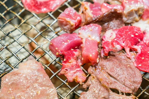 Ιαπωνικό στυλ ωμό βοδινό φρέσκο σε ζεστό Μπάρμπεκιου Γκριλ . — Φωτογραφία Αρχείου