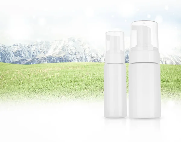 Producto cosmético para crema, espuma, champú. sobre Panorama de Moun —  Fotos de Stock