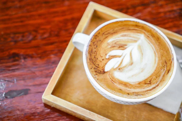 Latte Καφές τέχνη στο ξύλινο τραπέζι . — Φωτογραφία Αρχείου