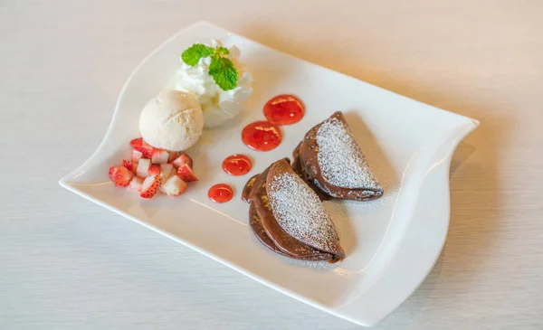 Pancake e frutta con gelato in tavola  . — Foto Stock