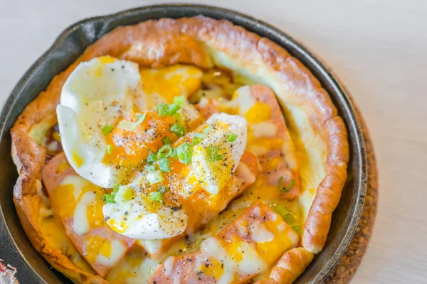 Heiße Pizza mit Ei zum Frühstück . — Stockfoto