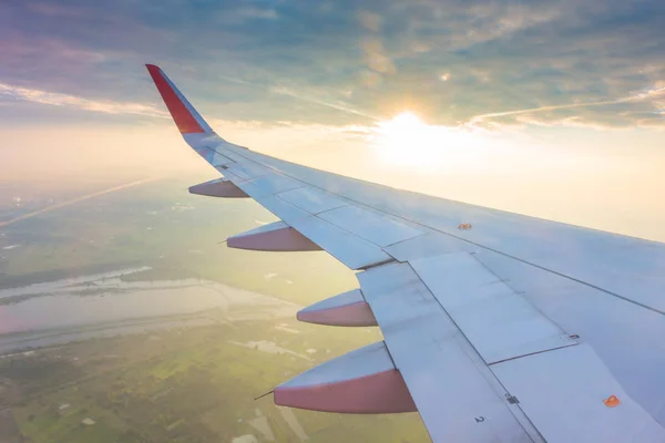 Ala Avión Volando Por Encima Las Nubes Atardecer Imagen Filtrada —  Fotos de Stock